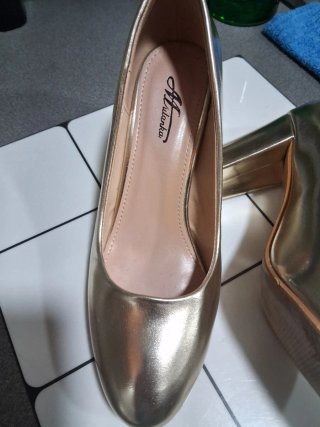 Zapatos dorados de tacón