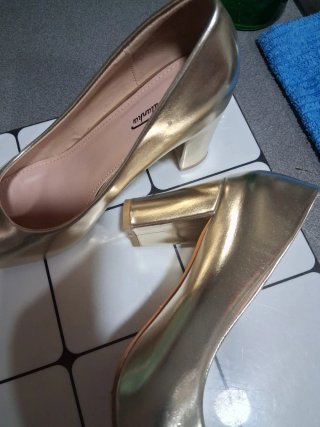 Zapatos dorados de tacón
