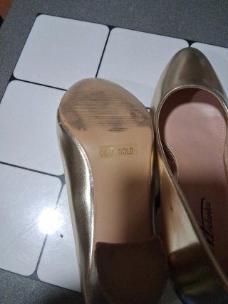 Zapatos dorados de tacón