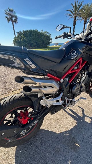 Benelli TNT 125 Negra y Roja