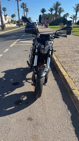 Benelli TNT 125 Negra y Roja
