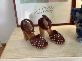 Sandalias D&G tacón madera tachuelas colores