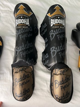 Guantes y espinilleras Buddha