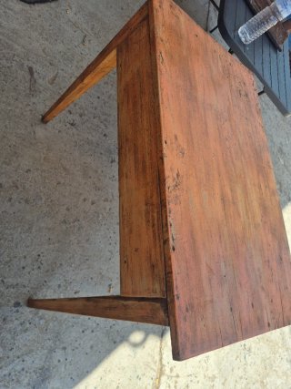 Mesa rústica de madera pintada