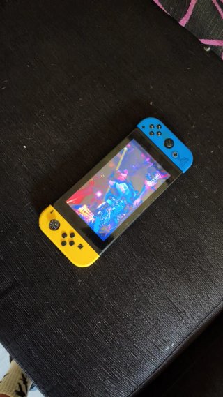 Nintendo Switch Azul y Amarillo