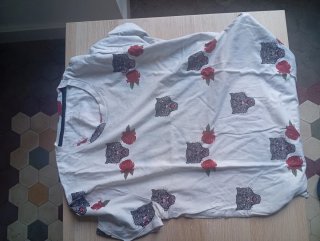 Camiseta Hollister con estampado de tigre y rosas