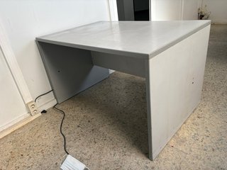 Mesa de oficina gris y blanca