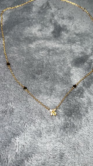 Collar dorado con colgante de abeja