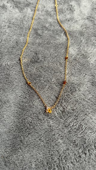 Collar dorado con colgante de abeja