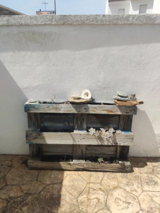 Colgador de pared madera .