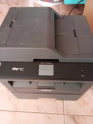 Impresora Láser Brother MFC-L2720DW, No enciende