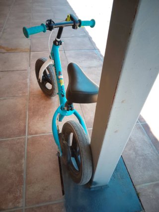 Bicicleta infantil sin pedales azul y con freno