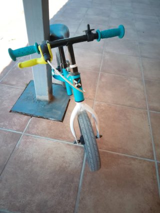 Bicicleta infantil sin pedales azul y con freno