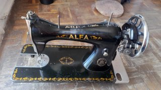 Máquina de coser ALFA antigua