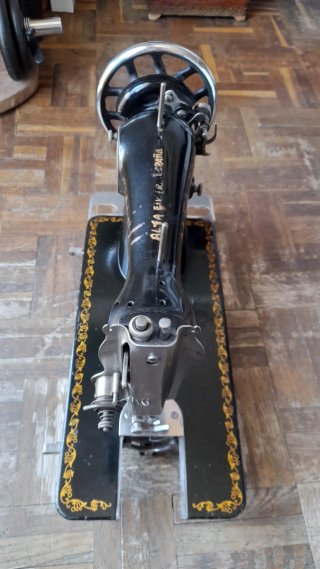 Máquina de coser ALFA antigua