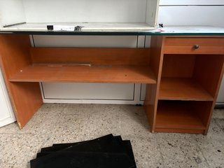 Escritorio madera y cristal