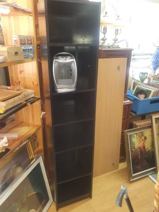 Estantería de madera negra