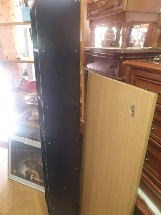 Estantería de madera negra