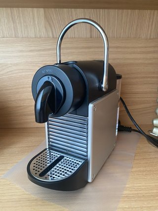 Cafetera Nespresso Delonghi Negra y Plateada