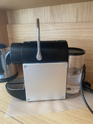 Cafetera Nespresso Delonghi Negra y Plateada