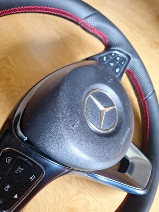 Volante Mercedes Negro con Costuras Rojas