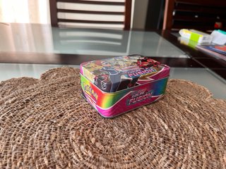 Caja Metálica Cartas Pokémon Espada y Escudo