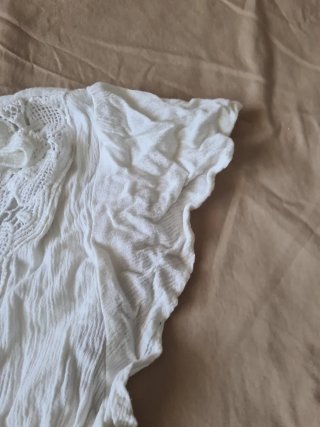 Camiseta Zara con encaje blanco