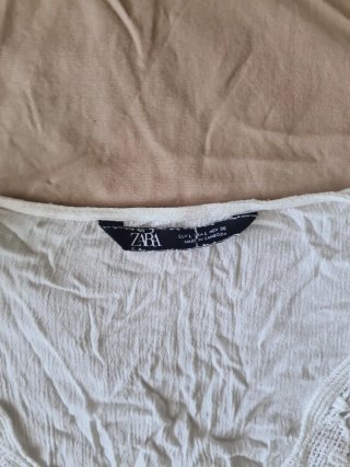 Camiseta Zara con encaje blanco