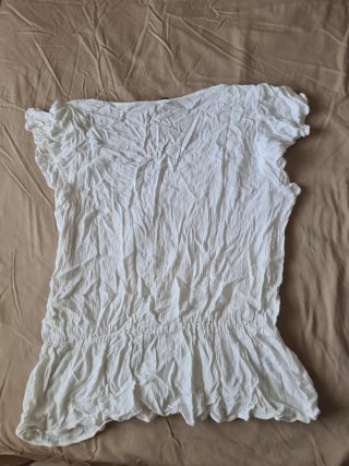 Camiseta Zara con encaje blanco