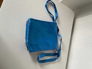 Bolso Barbie bandolera raso azul flecos