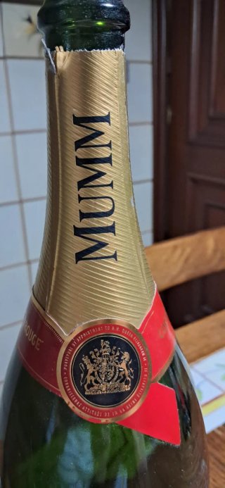 Botella de Champagne GH Mumm Cordon Rouge. VACIA
