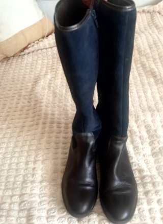 Botas altas planas azul marino y marrón