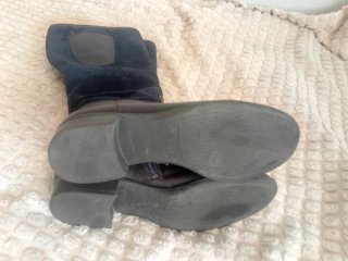 Botas altas planas azul marino y marrón