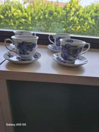 Taza y plato con flores moradas