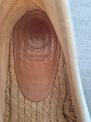 Zapatillas de esparto beige y doradas con pedrería
