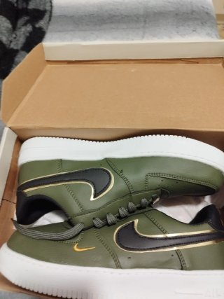 Nike Air Force 1 Verde y Dorado