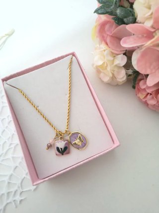 Collana con ciondoli fiore e farfalla