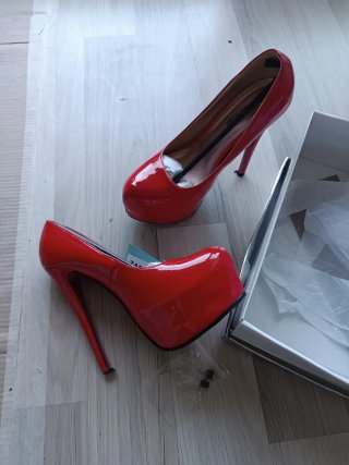 Zapatos de tacón rojos