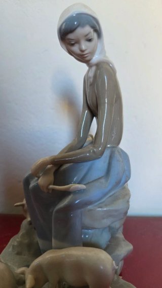 Figura Lladro Niña con Cerditos Porcelana