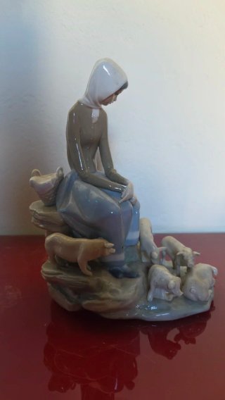 Figura Lladro Niña con Cerditos Porcelana
