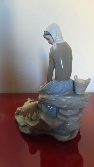 Figura Lladro Niña con Cerditos Porcelana