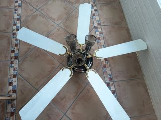 Ventilador de techo blanco y dorado