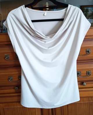 Camiseta beige cuello drapeado talla M
