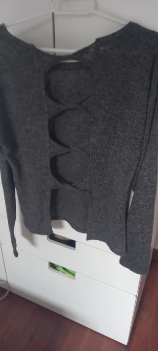 Conjunto mujer top gris y pantalon pinzado negro