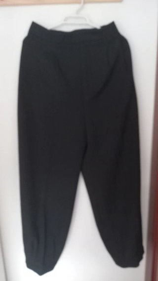 Conjunto mujer top gris y pantalon pinzado negro