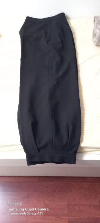 Conjunto mujer top gris y pantalon pinzado negro