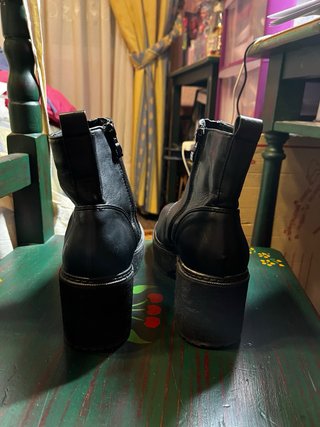 Botines negros con cremallera y plataforma