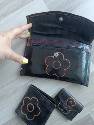 Monedero negro con flor