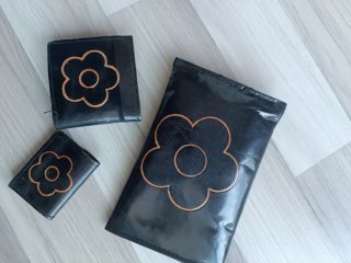 Monedero negro con flor