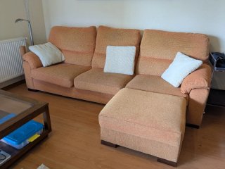 Sofá modular naranja con chaise longue